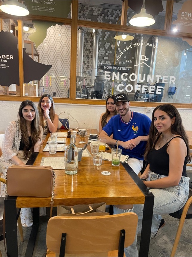 WorldXpat members meeting over coffee